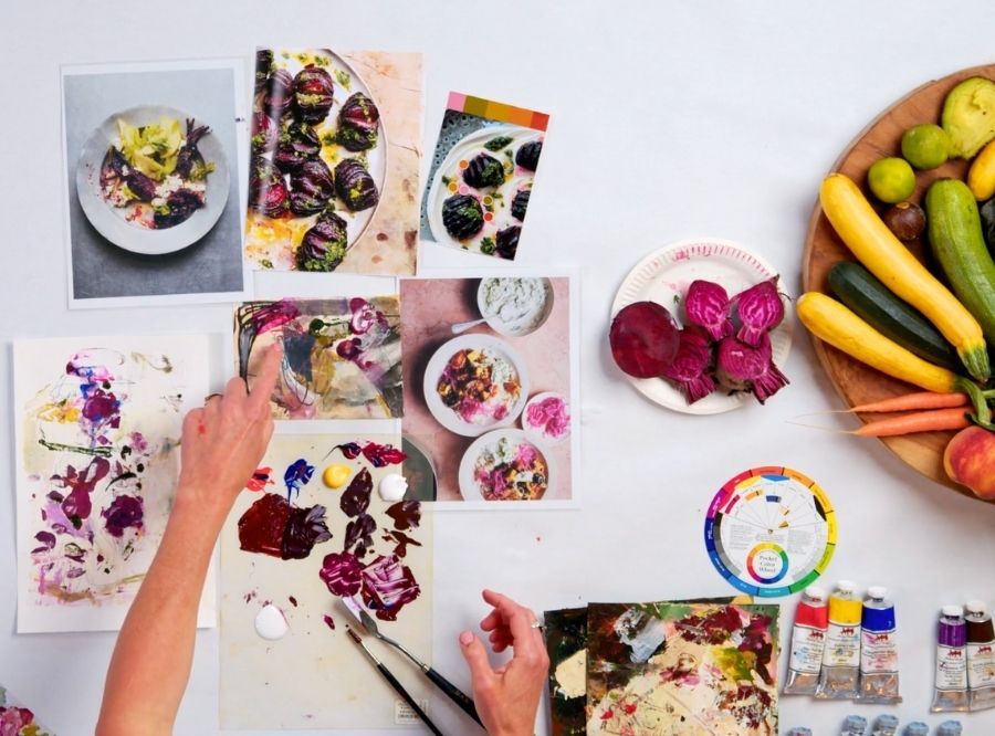 Nicola Bennett demonstrating paint techniques in a course module