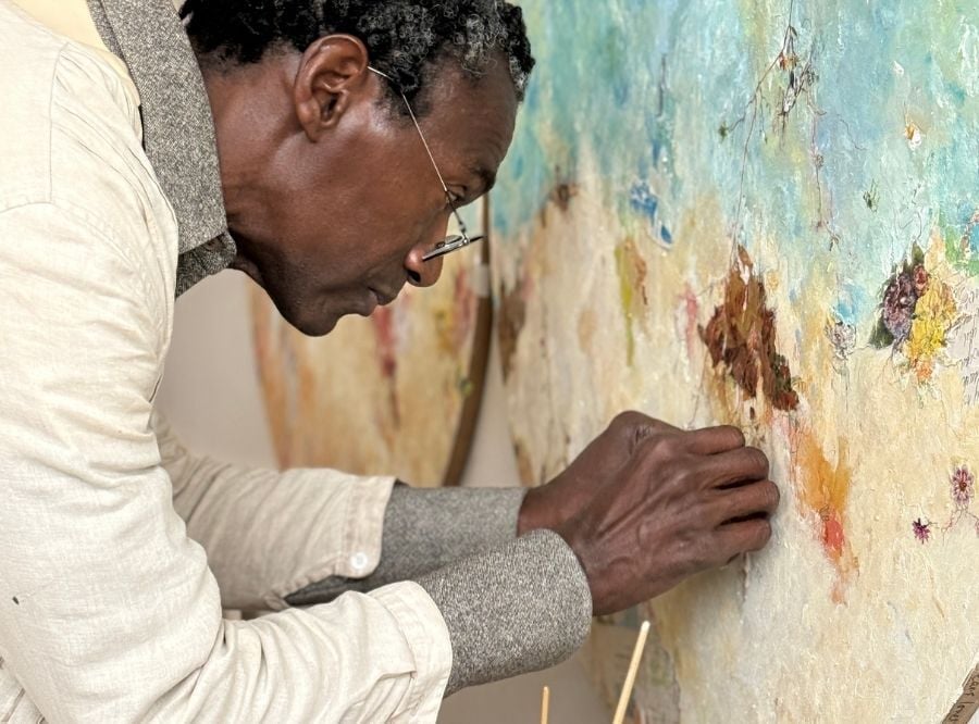 Robert Lee Davis working on a piece