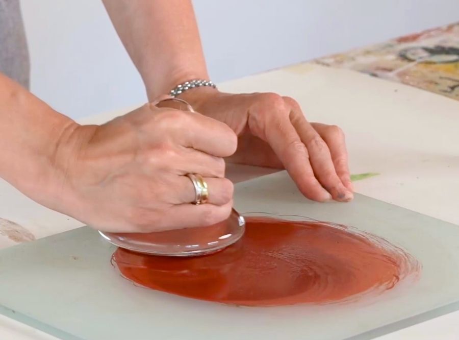 Eva Kalien's hands as she creates pigment